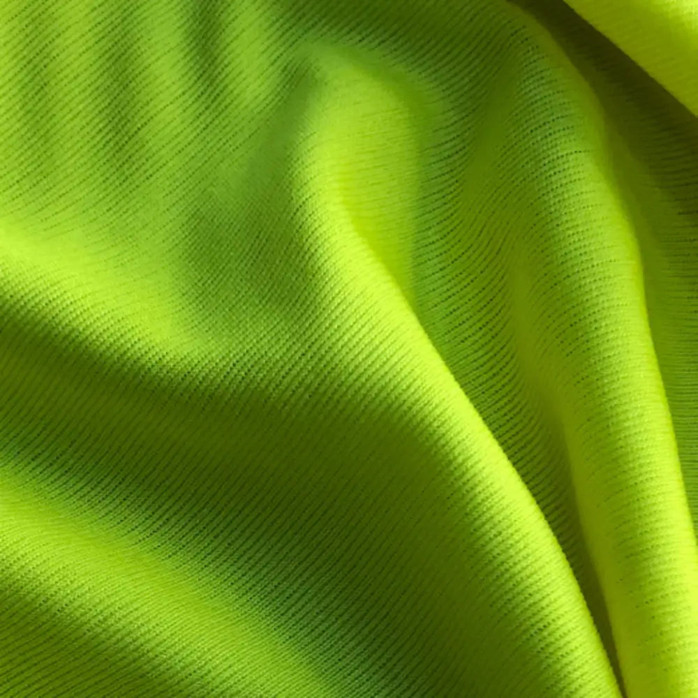 Malha dry-fit na tonalidade verde limão, com um brilho sutil e textura fina, projetada para oferecer frescor e conforto.