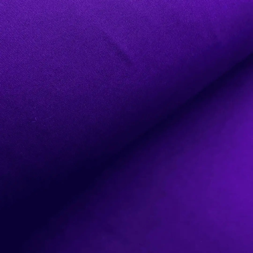 Malha helanca light roxa, cor sólida e vibrante, perfeita para criar peças de moda marcantes.