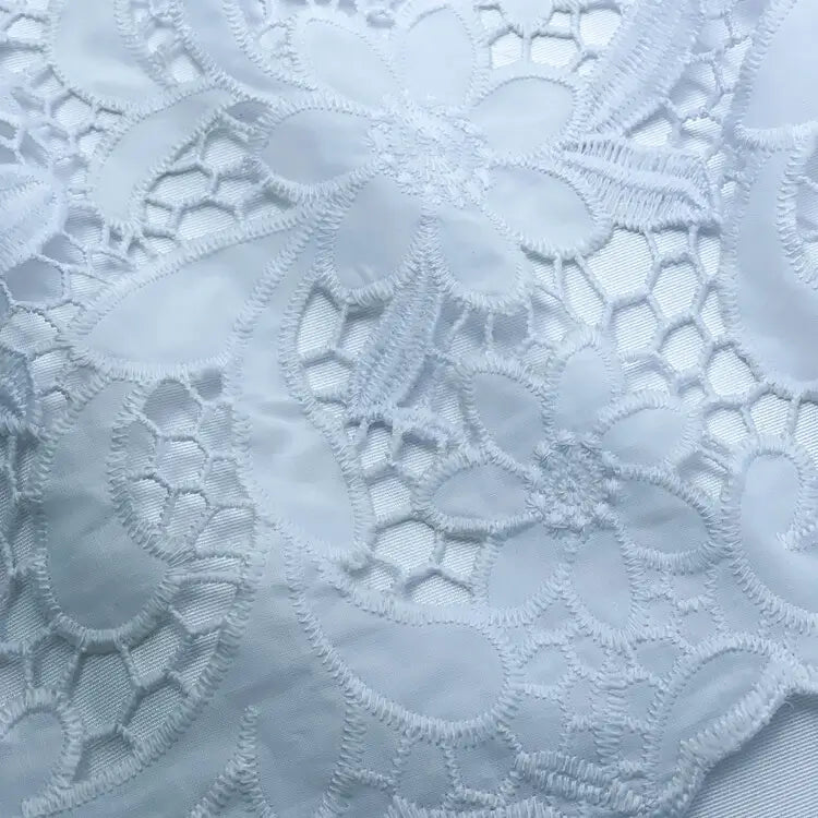 Tecido Bordado Richelieu Ramos e Folhas