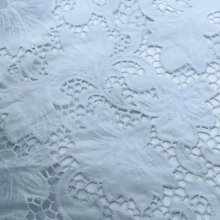 Tecido Bordado Richelieu Ramos e Folhas