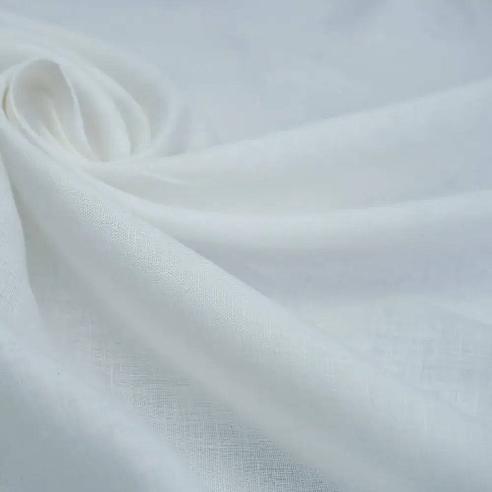Cambraia de linho na cor off-white, exibindo uma textura natural e dobras fluidas.
