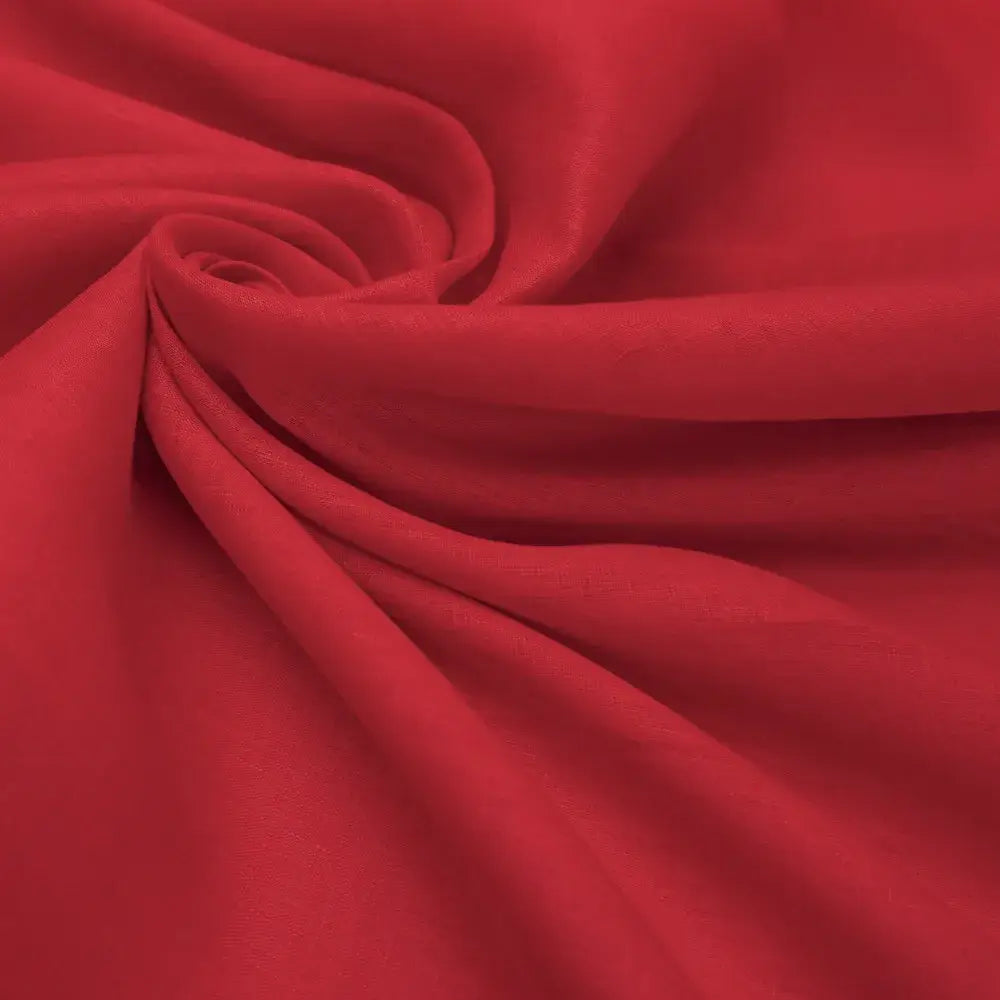 Tecido de cambraia de linho na cor vermelha intensa, com destaque para textura e dobras que conferem um aspecto sofisticado.