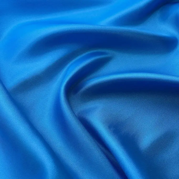 Close-up de tecido de cetim com elastano na cor azul turquesa, destacando sua superfície lisa e brilhante.