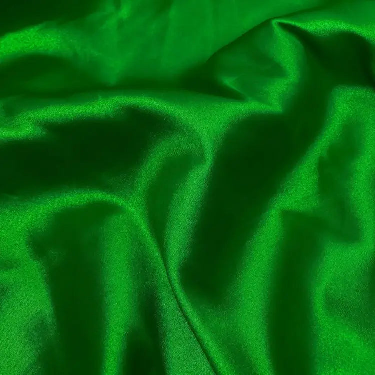 tecido de cetim com elastano na cor verde bandeira, evidenciando uma textura suave e um brilho característico do cetim.
