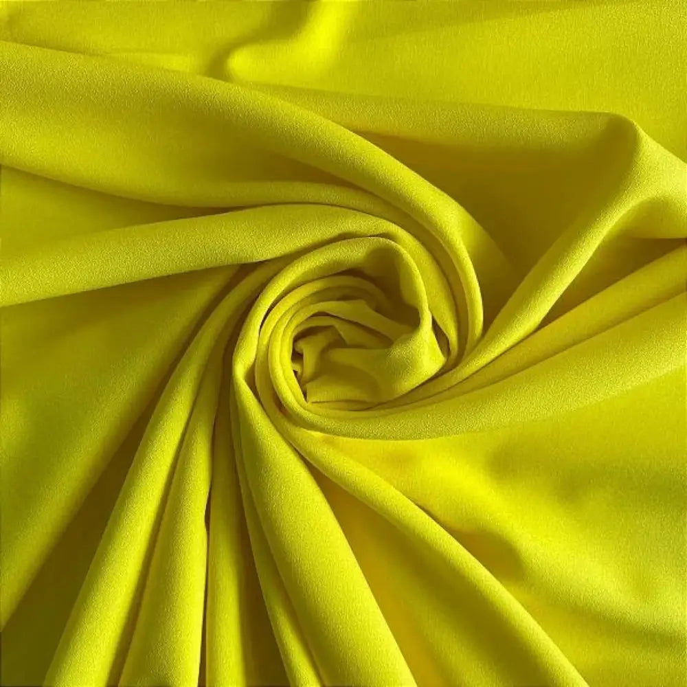 Tecido crepe hi-twist amarelo vibrante com textura suave e ondulações elegantes.