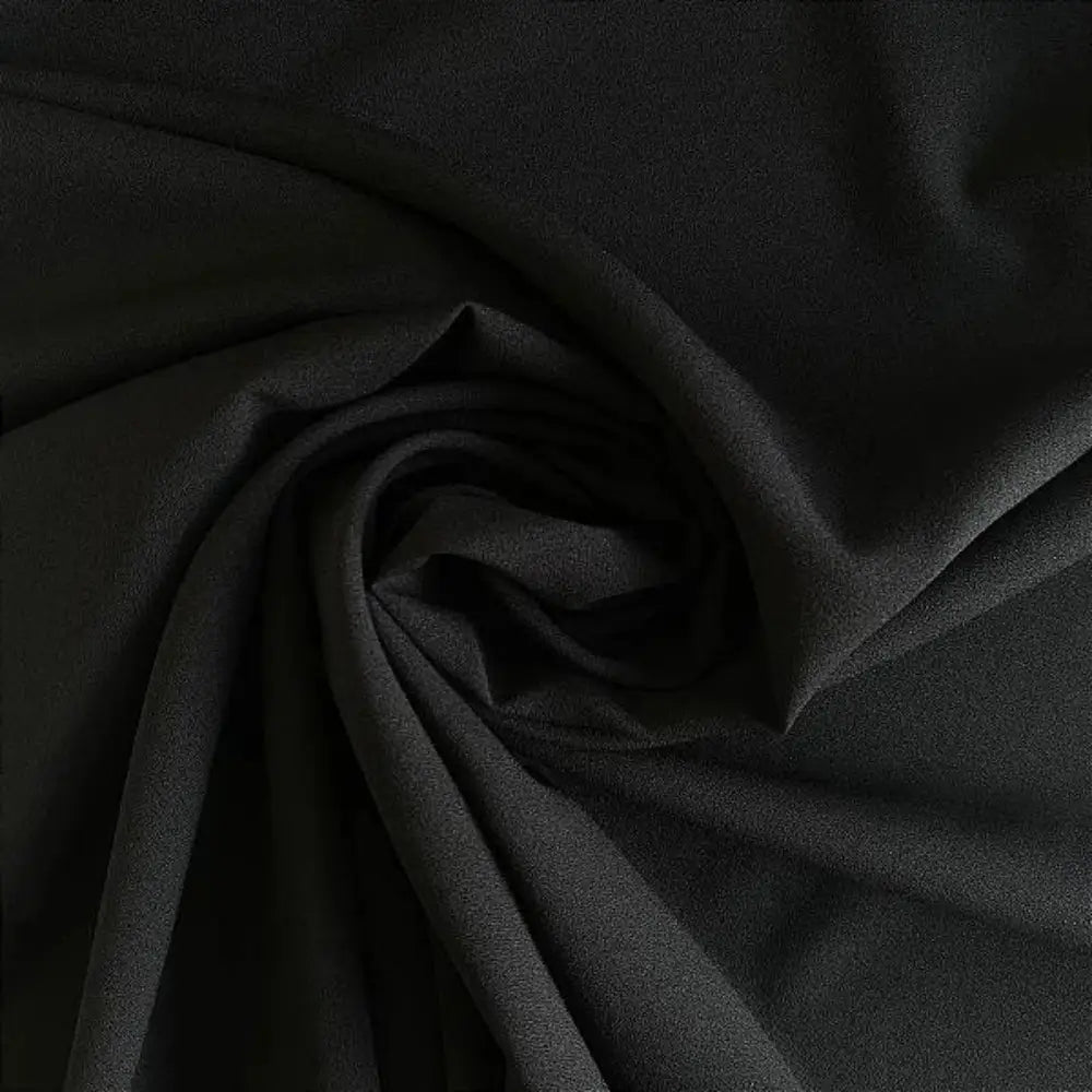 Tecido crepe hi-twist preto sólido com detalhes de textura sutil e dobra em espiral.
