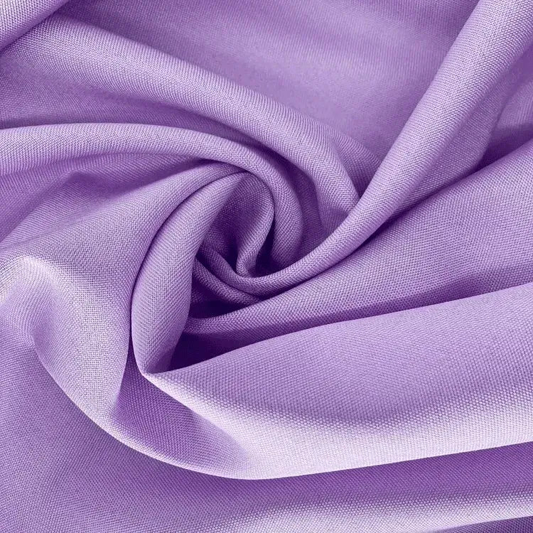 Tecido Oxford liso na cor lilás, com textura suave e arranjado em uma espiral elegante.