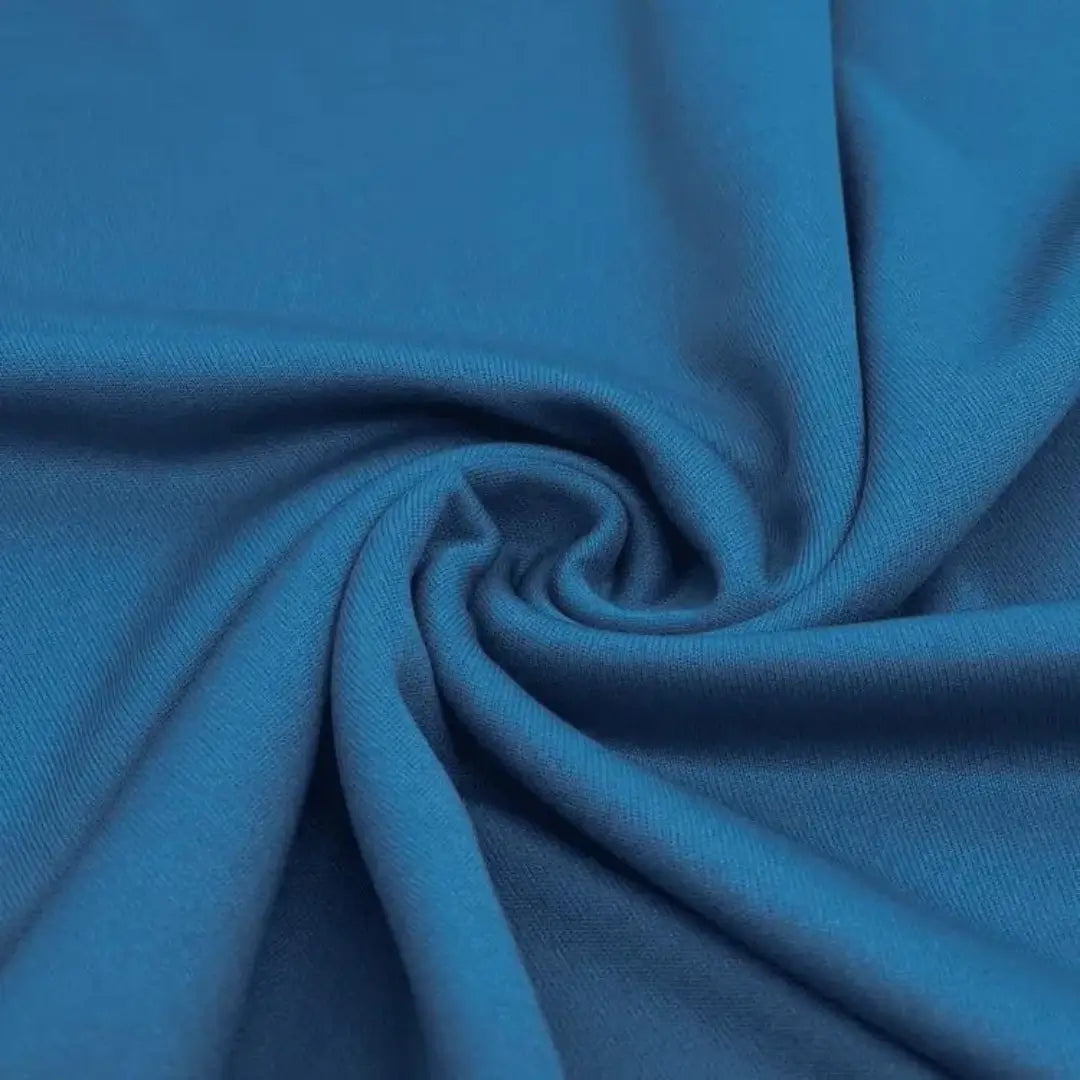 Malha helanca light em azul turquesa, lembrando águas tropicais, com caimento fluido para moda praia ou activewear.