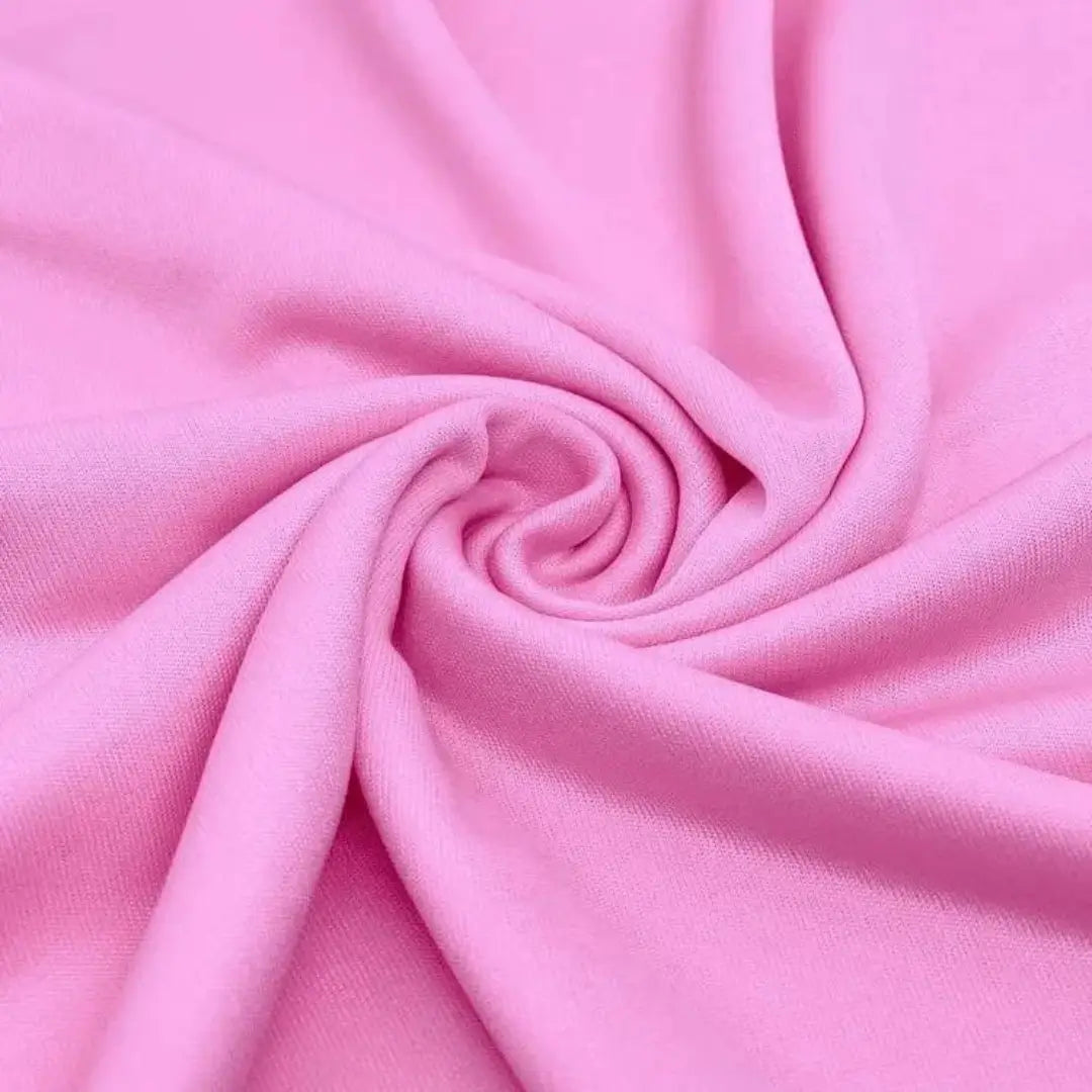 Delicada malha helanca light em rosa bebê, com textura suave e cor doce, ideal para vestuário infantil e peças leves.