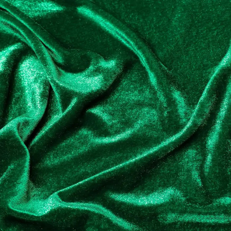 Malha de veludo molhado na cor verde esmeralda com textura lisa e brilho elegante.