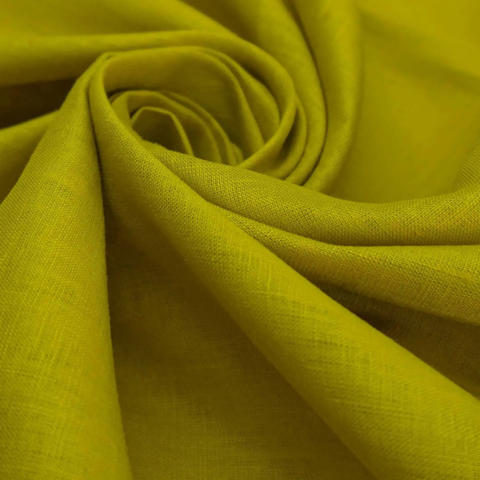 Cambraia de linho liso com tonalidade amarelo-esverdeada vibrante, destacando-se por sua textura uniforme.