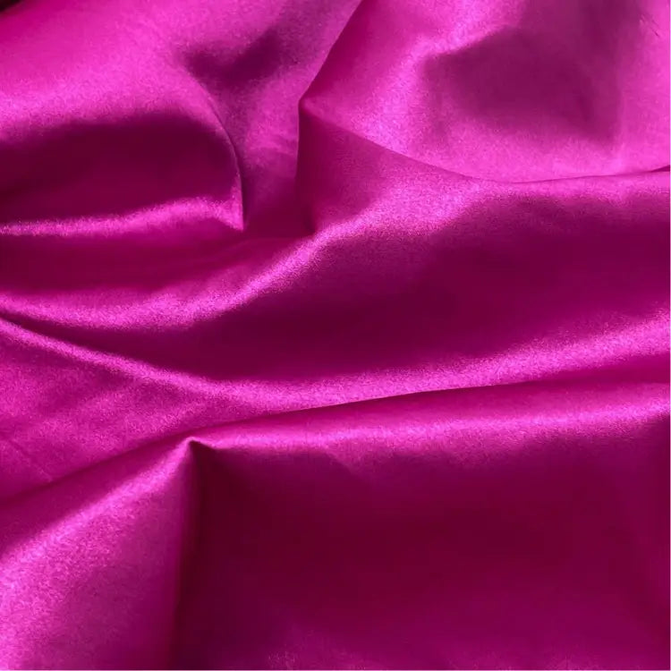 Tecido de cetim com elastano em uma vibrante cor pink, com destaque para a luminosidade da cor e a textura.