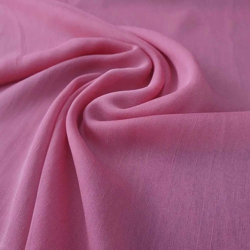 Tecido chiffon musseline liso, cor rosa vibrante, suavidade elegante.