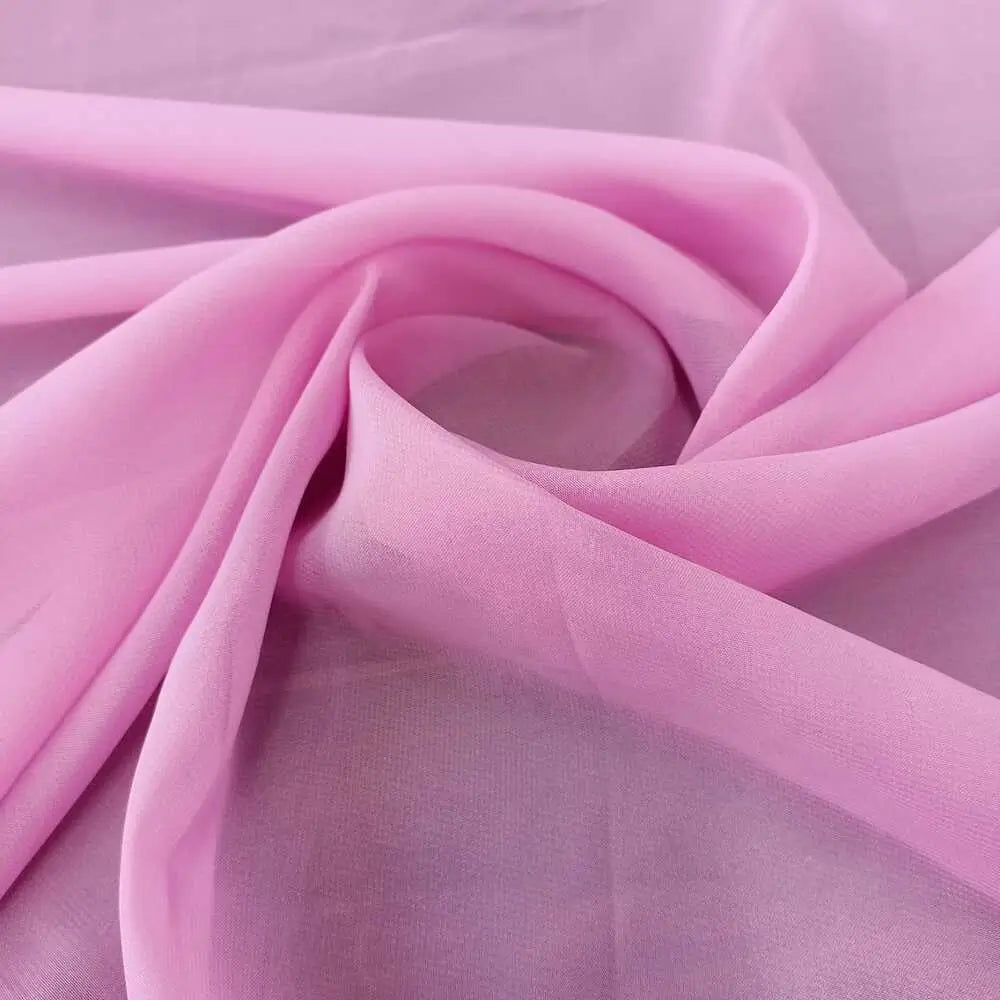 Chiffon musseline liso em rosa bebê, textura sutil e caimento perfeito.