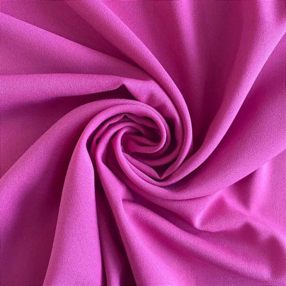Tecido crepe hi-twist rosa pastel delicado com textura fina e dobras macias.
