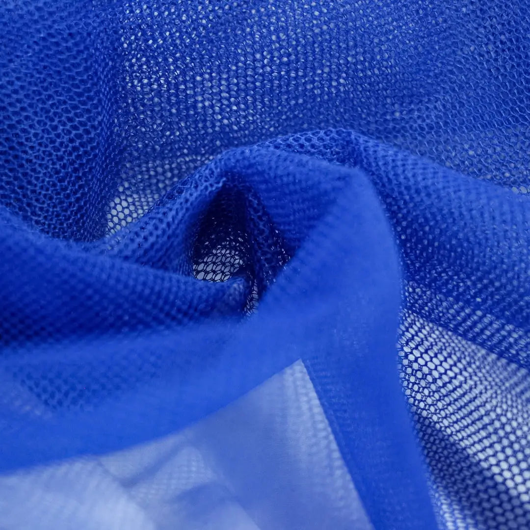 Tecido filó de armação azul royal vibrante com trama hexagonal detalhada, proporcionando uma textura rica para moda festa.