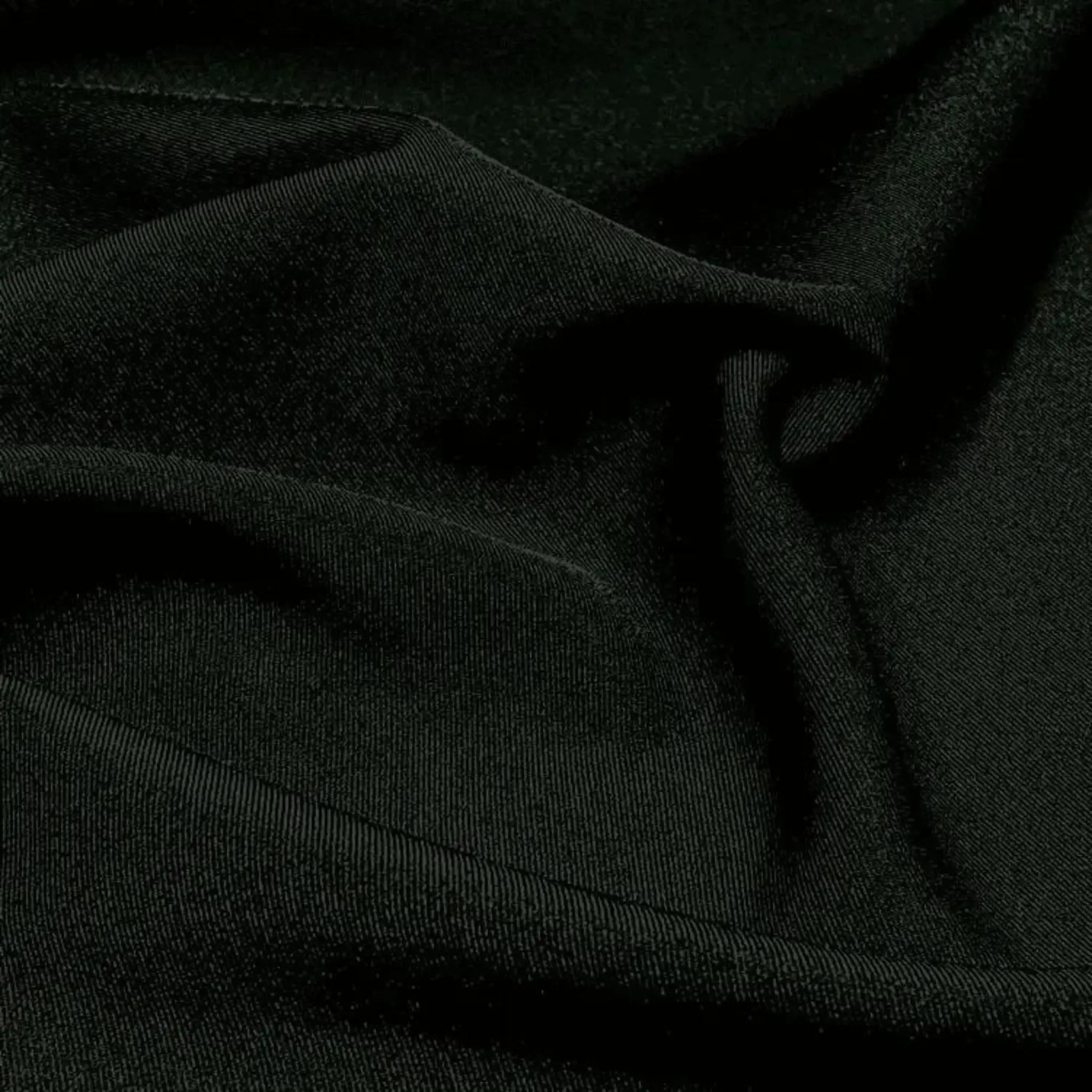 Gabardine liso preto, durável com textura consistente e acabamento sofisticado.