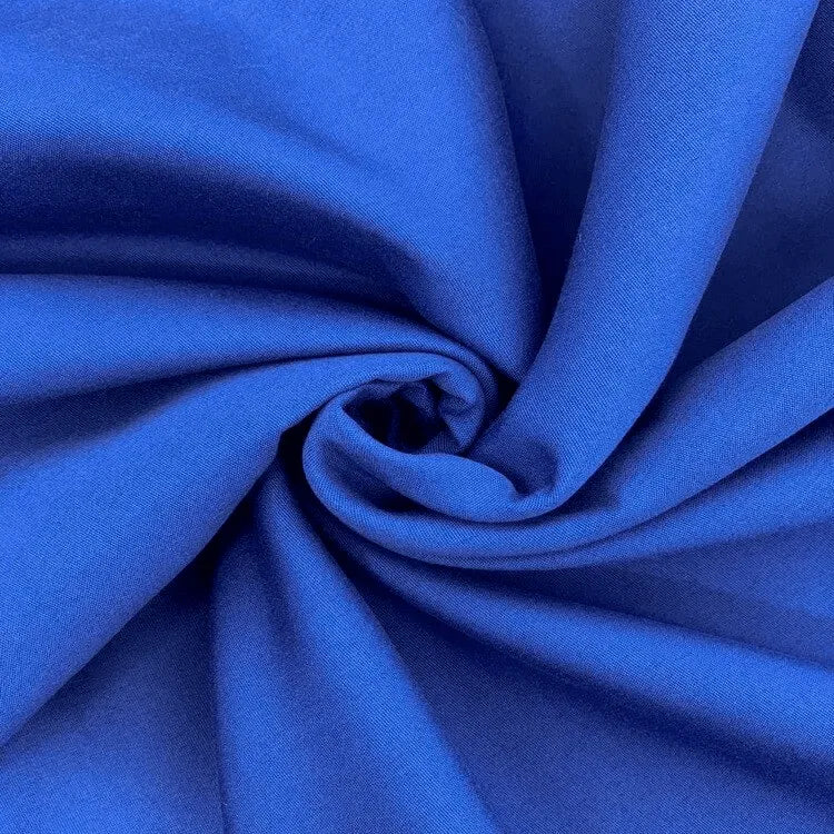 Tecido de microfibra lisa azul royal, com tom vibrante e textura fina que destaca um acabamento premium.