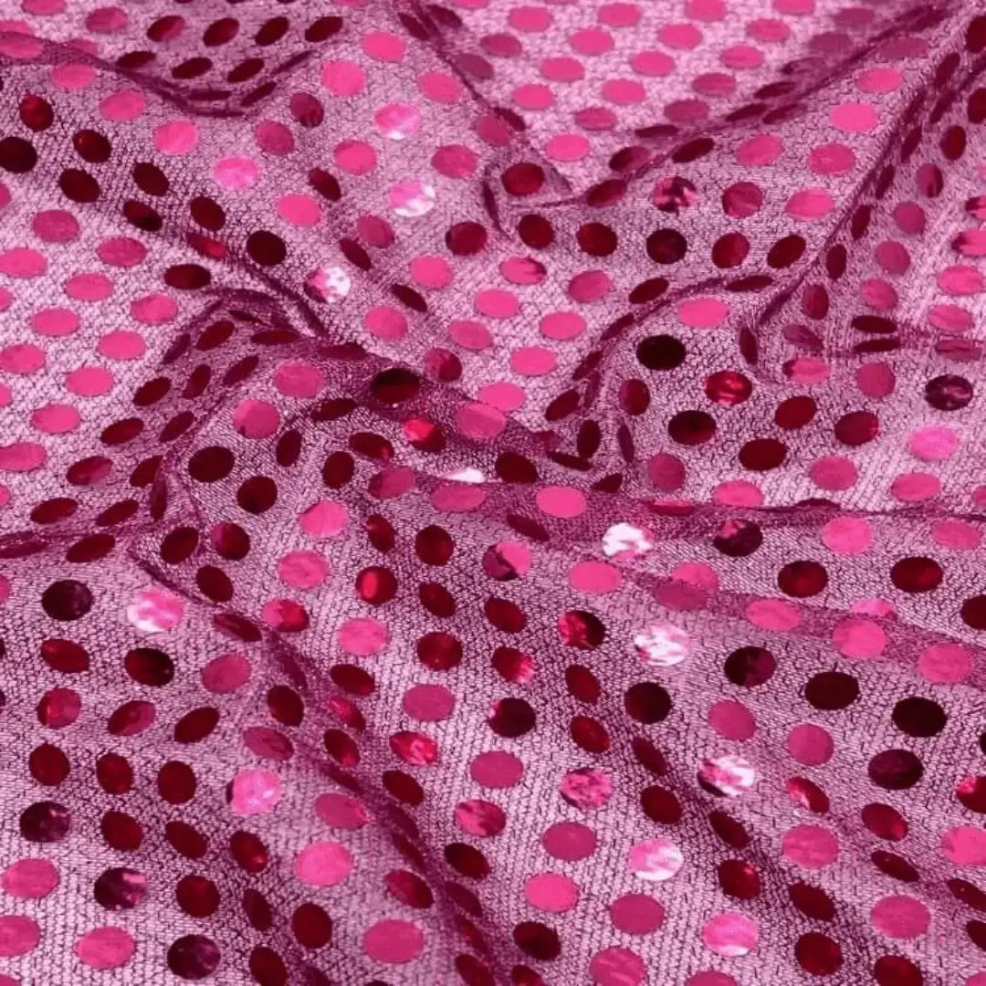 Tecido rosa pink com lantejoulas, destacando-se por seu brilho intenso e feminino.