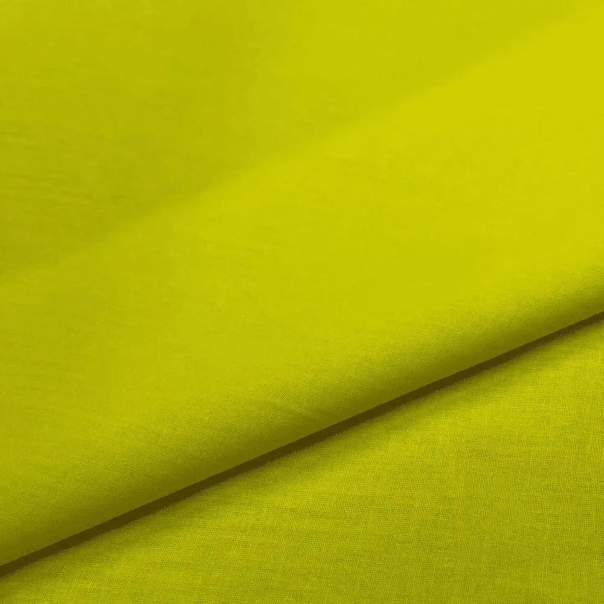 Percal de algodão liso amarelo vibrante, com textura confortável e cor alegre.