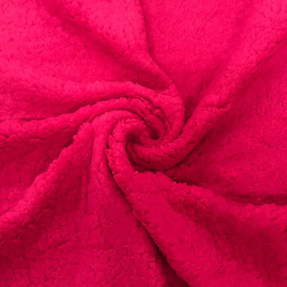 Tecido sherpa rosa pink, textura rica e volumosa para itens decorativos e de moda.