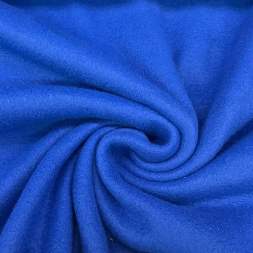 Tecido soft na vibrante cor azul royal, proporcionando um toque de elegância e conforto.