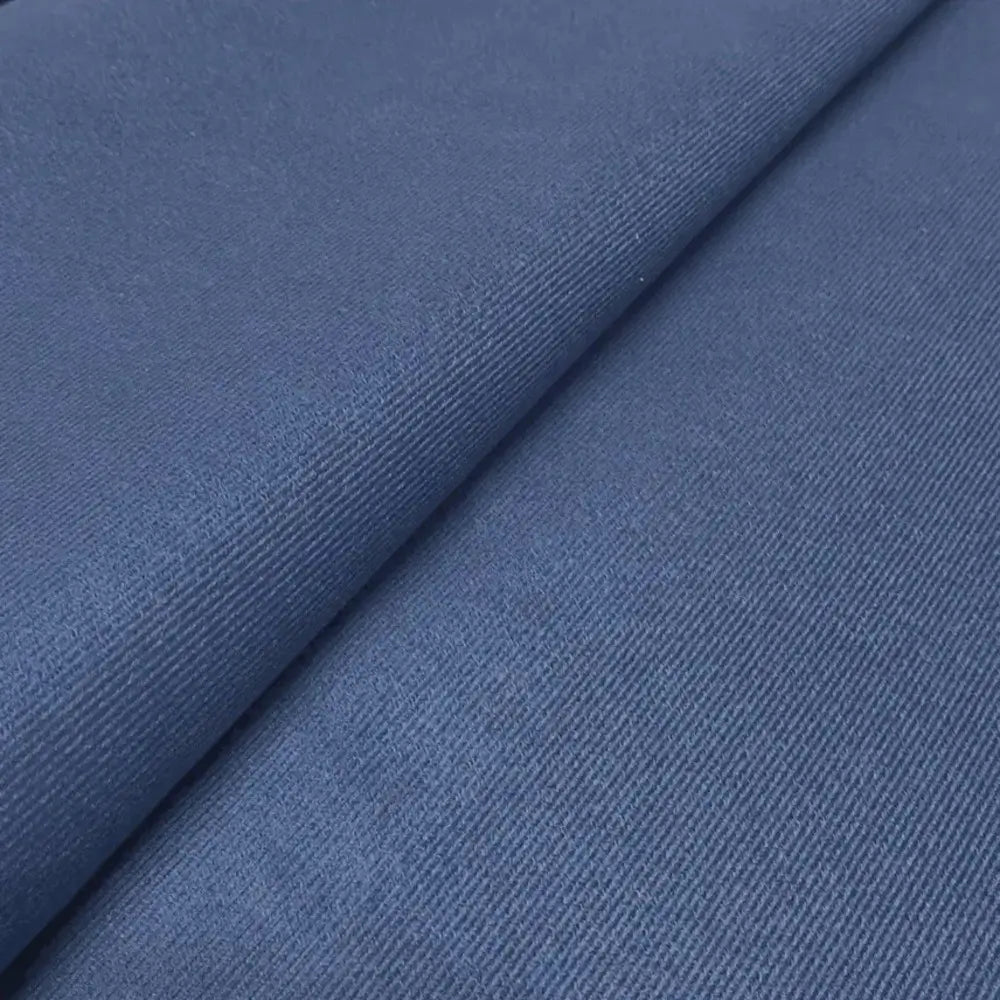 Tecido suede azul marinho com textura sutil e acabamento elegante.