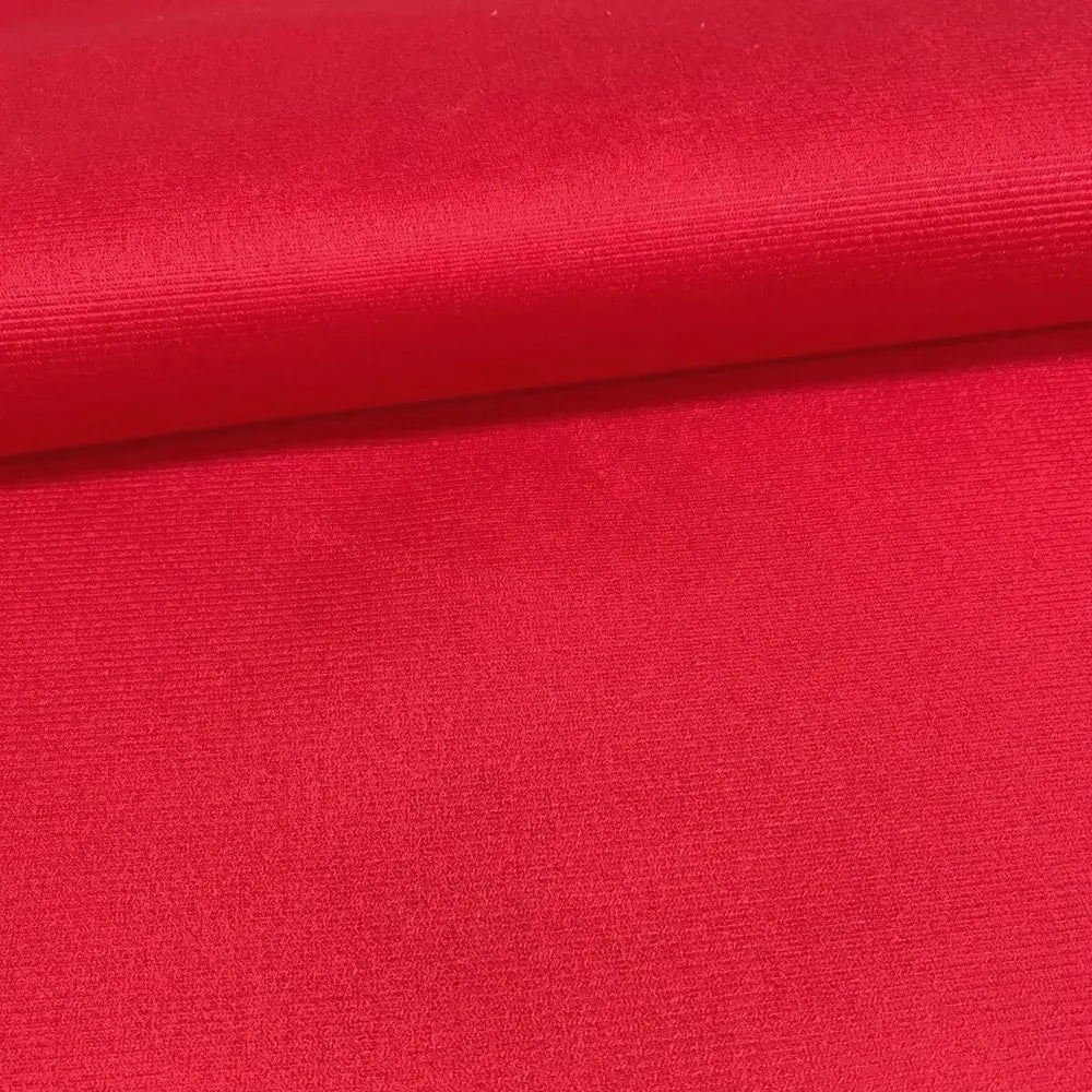 Vibrante tecido suede vermelho, ideal para estofados e decoração.