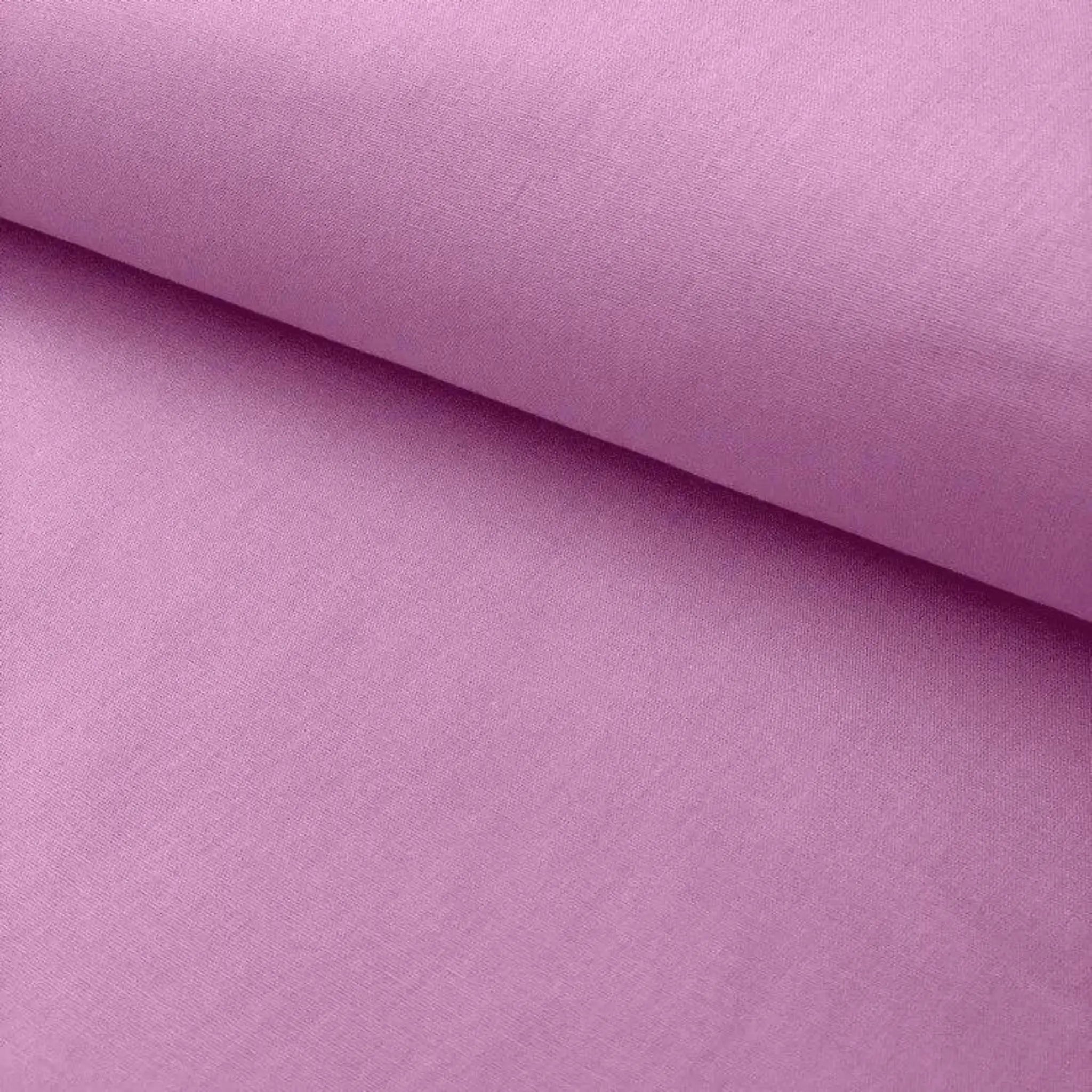 Tecido tricoline liso na cor rosa bebê, com textura suave e dobras leves, em uma composição serena e uniforme.