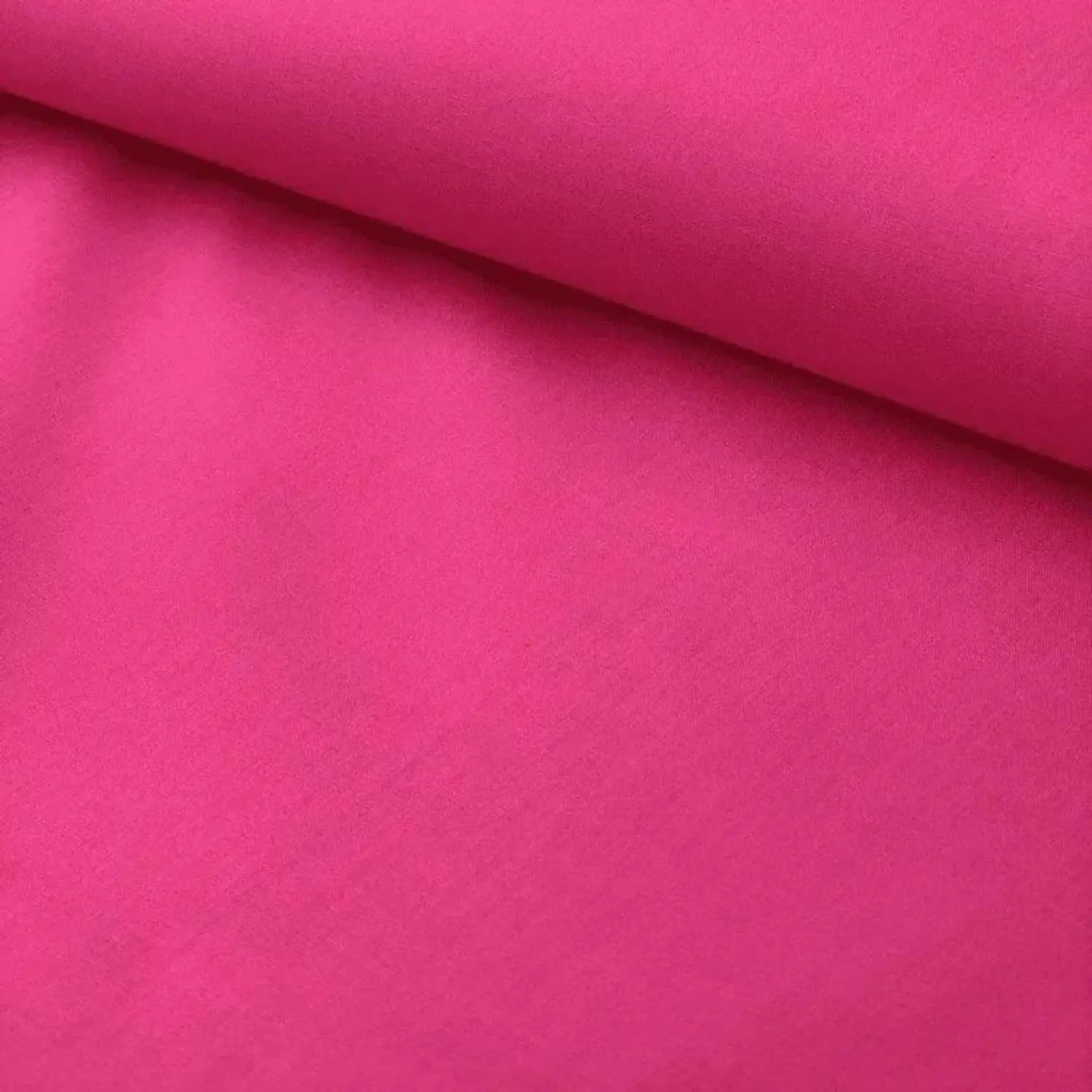 Tecido tricoline liso na cor rosa pink, vibrante e uniforme, com uma superfície lisa e um leve brilho.