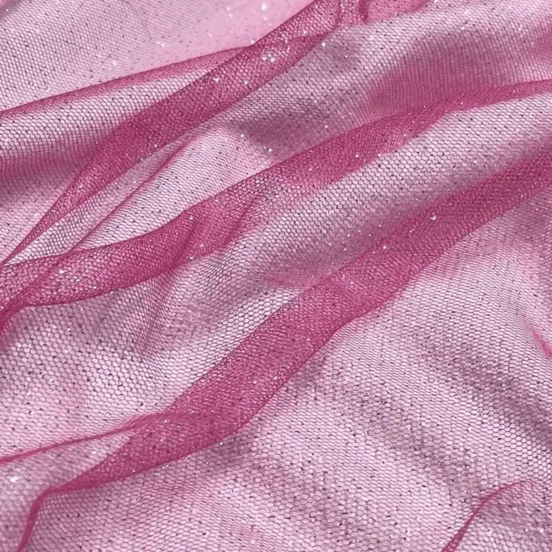 Tule rosa vibrante com glitter, perfeito para trajes com um toque de fantasia e glamour.