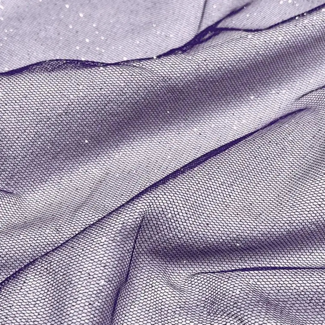 Tule liso roxo com pontos de glitter, criando uma textura brilhante e elegante.