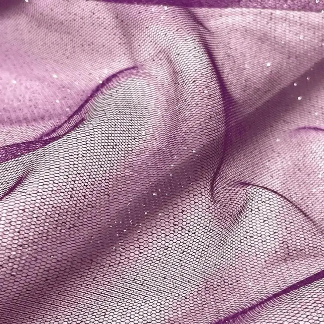 Tule na cor uva com glitter disperso, perfeito para detalhes charmosos em vestuário.