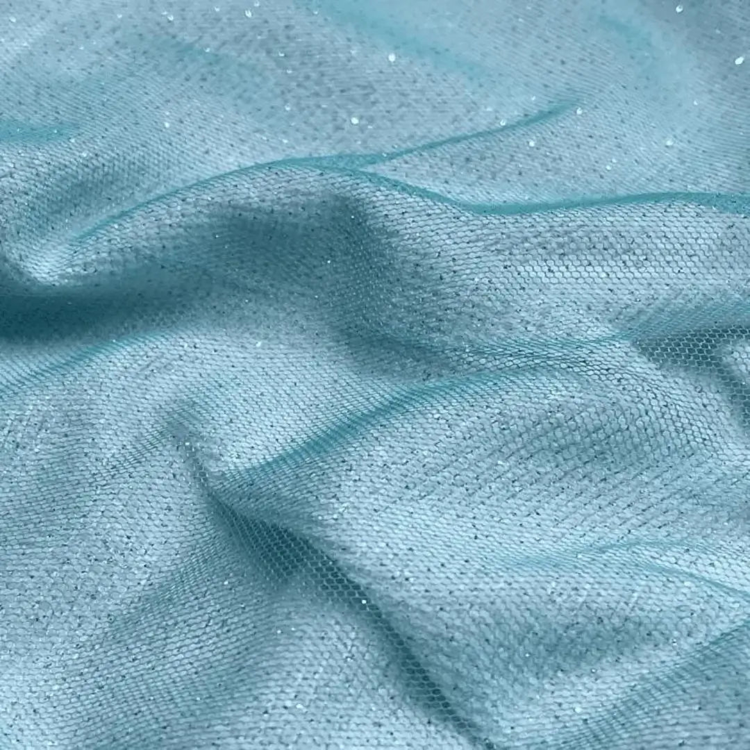 Tule verde água com glitter, oferecendo uma aparência refrescante e cintilante.