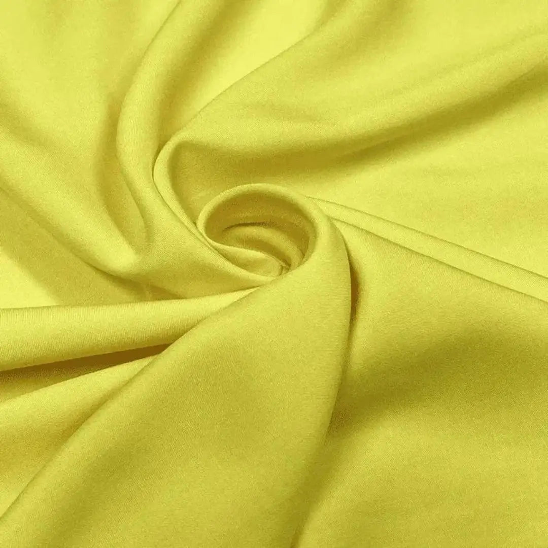 Tecido viscose amarelo brilhante com textura macia e leve brilho.