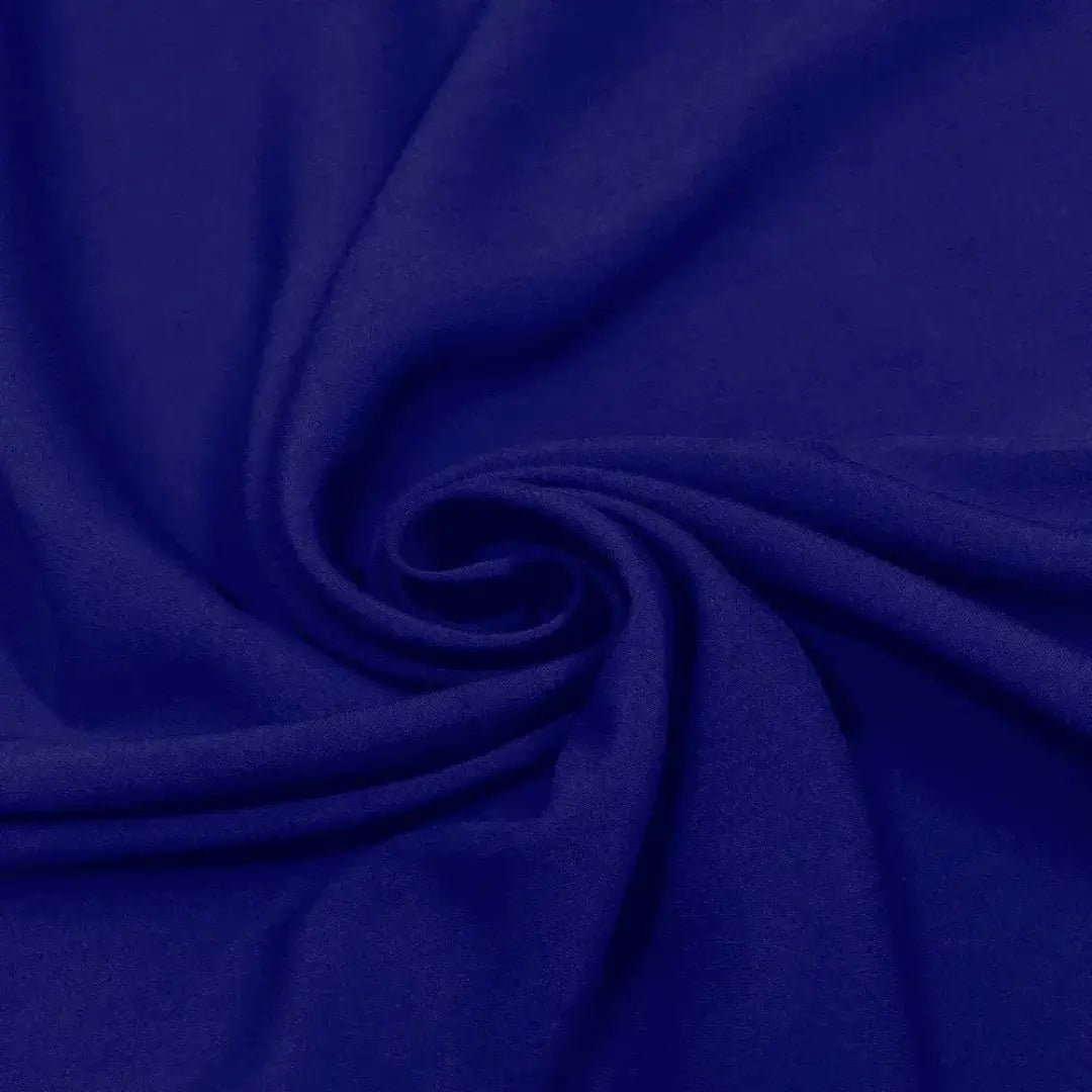 Tecido de viscose na cor azul royal saturado com textura sedosa e queda graciosa.