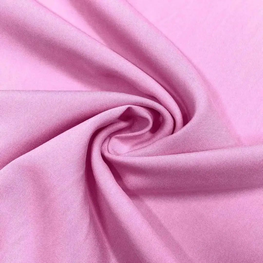 Tecido viscose na cor rosa bebê, delicado com um leve brilho e textura sutil.